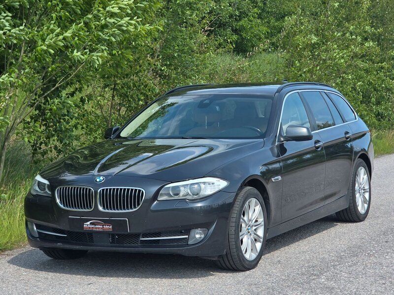 Grå Begagnad 2012 BMW 525 Kombi | 138 900 kr (Marknadspris) - Bild 1/4