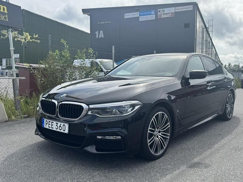 Svart Begagnad 2018 BMW 530e iPerformance Sedan | 210 000 kr - Bild 1/4