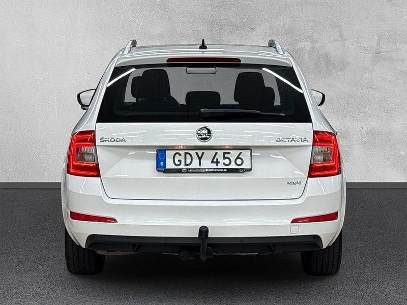 Begagnad Skoda Octavia Style 150 HK (110 kW) 2015 Vit Kombi