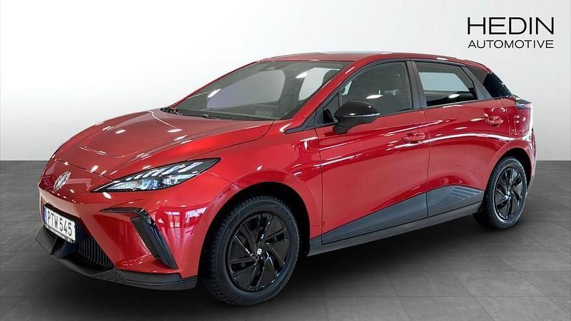 Röd (red) Begagnad 2023 MG MG4 EV Halvkombi | 259 900 kr (Marknadspris) - Bild 1/4