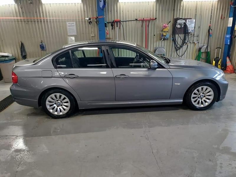 Begagnad BMW 318 143 HK (105 kW) 2009 Sedan