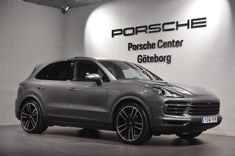 Grå (grey) Begagnad 2021 Porsche Cayenne SUV | 729 000 kr (Marknadspris) - Bild 1/4