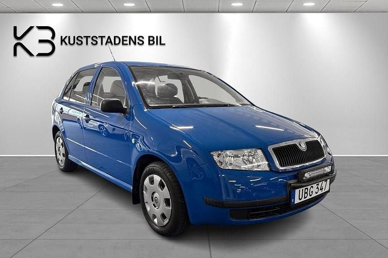 Ljusblå Begagnad 2003 Skoda Fabia Halvkombi | 25 000 kr (Bra pris) - Bild 1/4