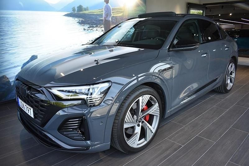 Begagnad Audi Q8 e-tron Sport 250 kW (340 HK) 2024 Grå SUV