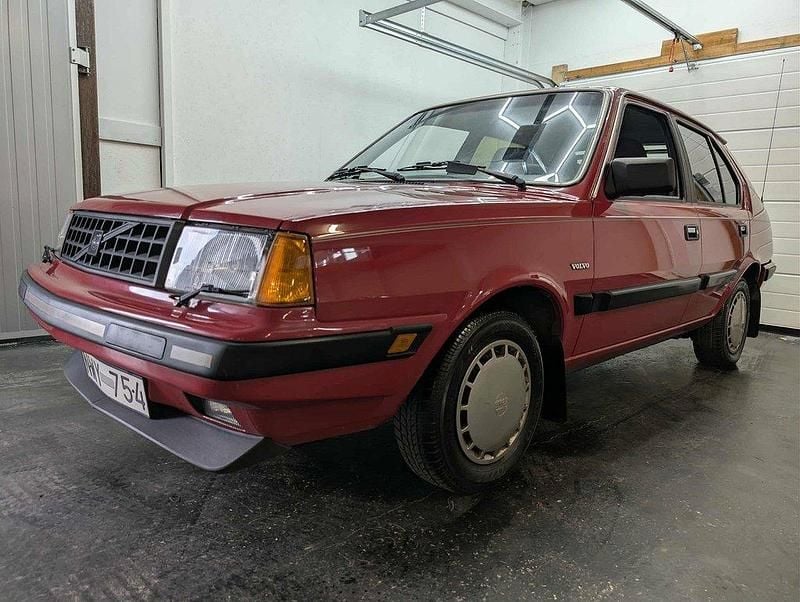 Röd Begagnad 1988 Volvo 360 Halvkombi | 49 900 kr - Bild 1/4