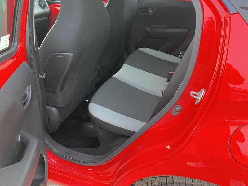 Begagnad Toyota Aygo X-play 69 HK (50 kW) 2017 Röd Halvkombi