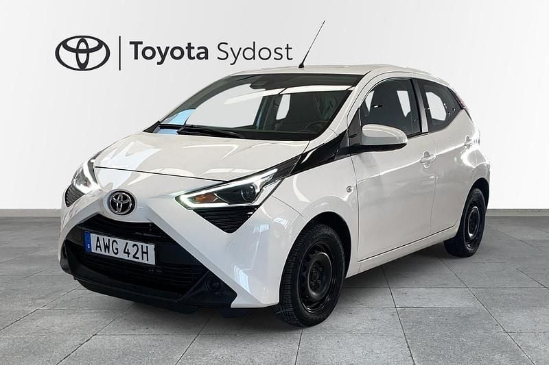 Vit Begagnad 2021 Toyota Aygo X-play Halvkombi | 144 900 kr (Bra pris) - Bild 1/3