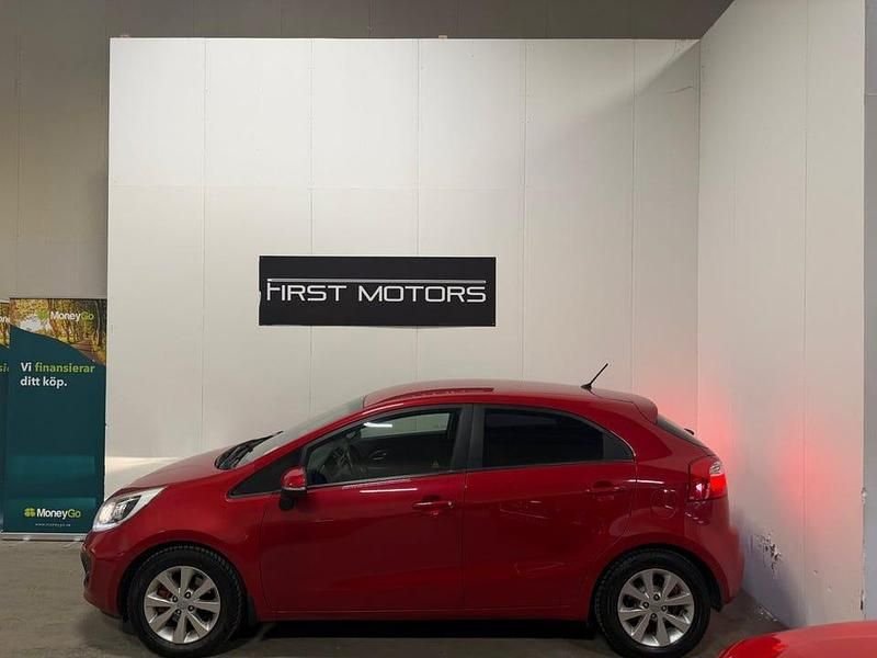 Begagnad Kia Rio 109 HK (80 kW) 2011 Röd Halvkombi