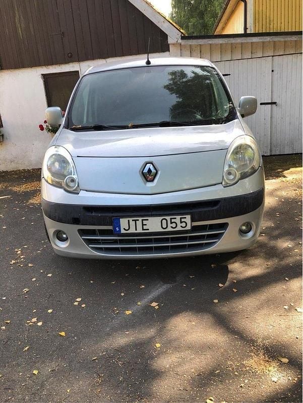 Silver Begagnad 2012 Renault Kangoo Minibuss | 12 000 kr (Superpris) - Bild 1/4
