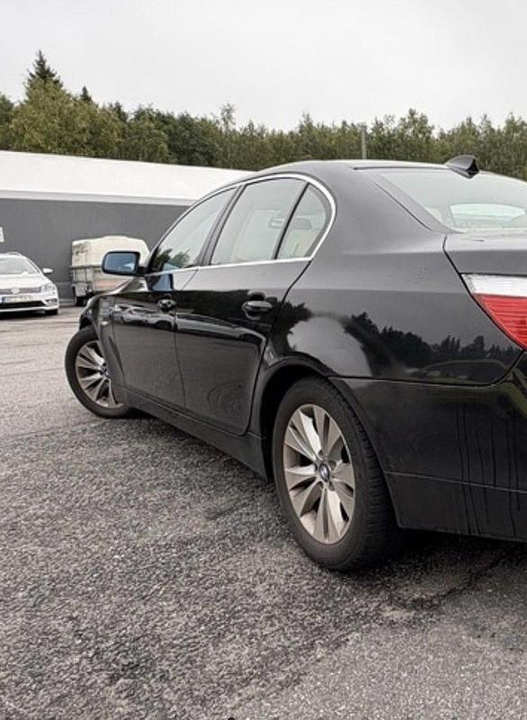 Svart Begagnad 2003 BMW 530 Sedan | 36 000 kr (Bra pris) - Bild 1/4