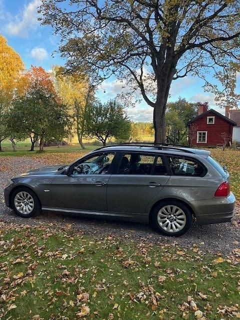 Grå Begagnad 2009 BMW 320 Comfort Edition Kombi | 53 000 kr (Marknadspris) - Bild 1/4