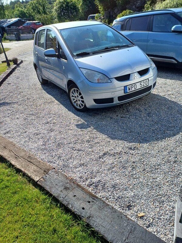 Blå Begagnad 2005 Mitsubishi Colt Halvkombi | 22 000 kr (Marknadspris) - Bild 1/4