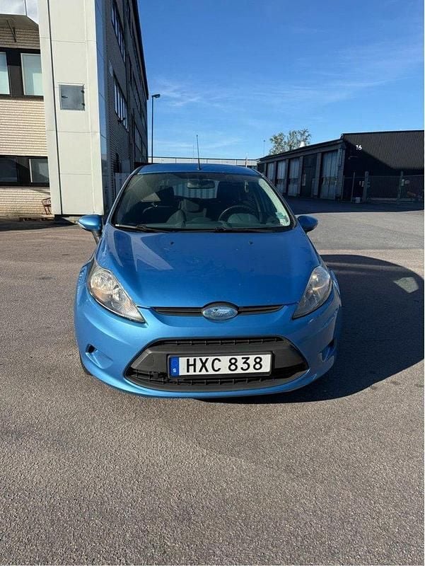 Blå Begagnad 2009 Ford Fiesta Trend Halvkombi | 28 000 kr (Bra pris) - Bild 1/4