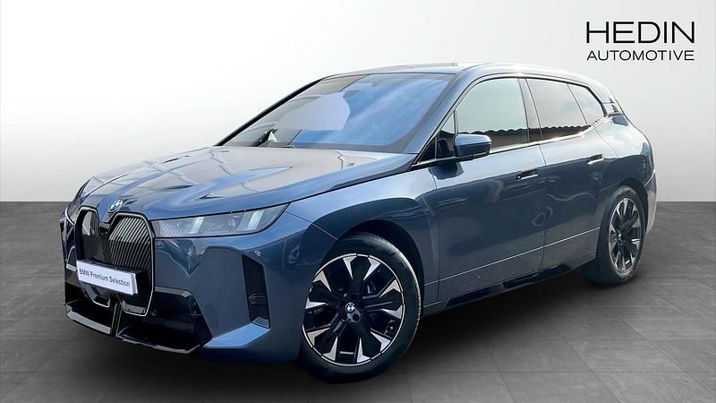 Blå (blue) Begagnad 2025 BMW iX Comfort Edition SUV | 928 700 kr - Bild 1/4