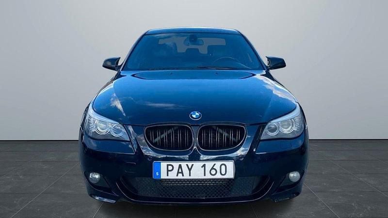 Svart Begagnad 2009 BMW 520 M Sport Sedan | 59 900 kr (Marknadspris) - Bild 1/4
