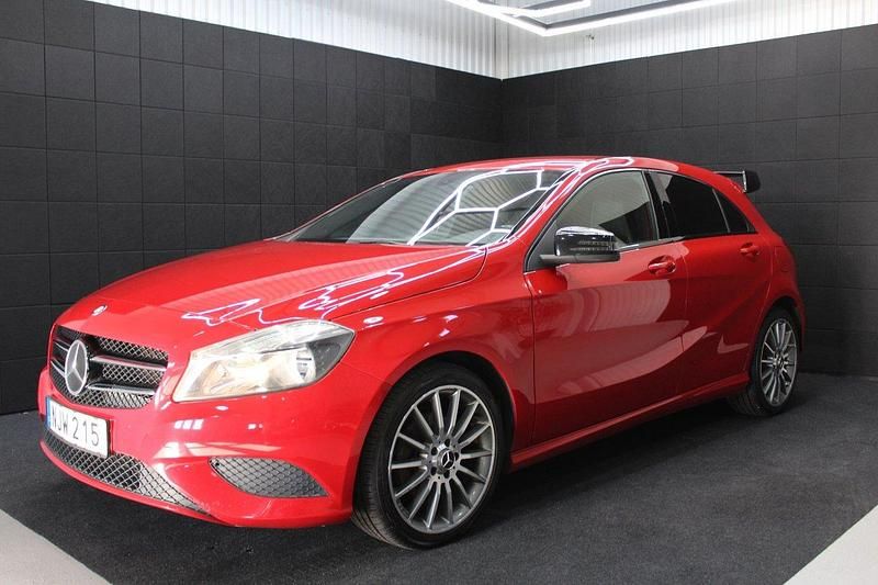 Röd Begagnad 2014 Mercedes A180 Style Halvkombi | 119 000 kr (Marknadspris) - Bild 1/4