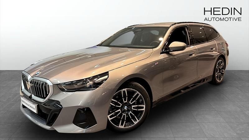 Grå (grey) Begagnad 2025 BMW 520 M Sport Kombi | 541 700 kr - Bild 1/4