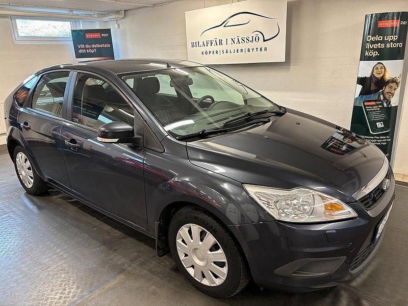 Grå Begagnad 2008 Ford Focus Trend Halvkombi | 31 900 kr (Marknadspris) - Bild 1/4