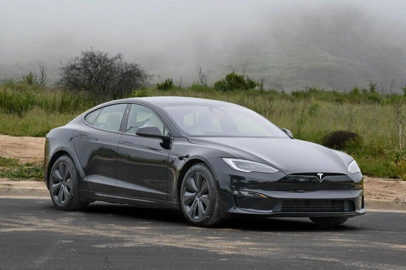 Grå Begagnad 2023 Tesla Model S Plaid Sedan | 1 090 270 kr - Bild 1/1