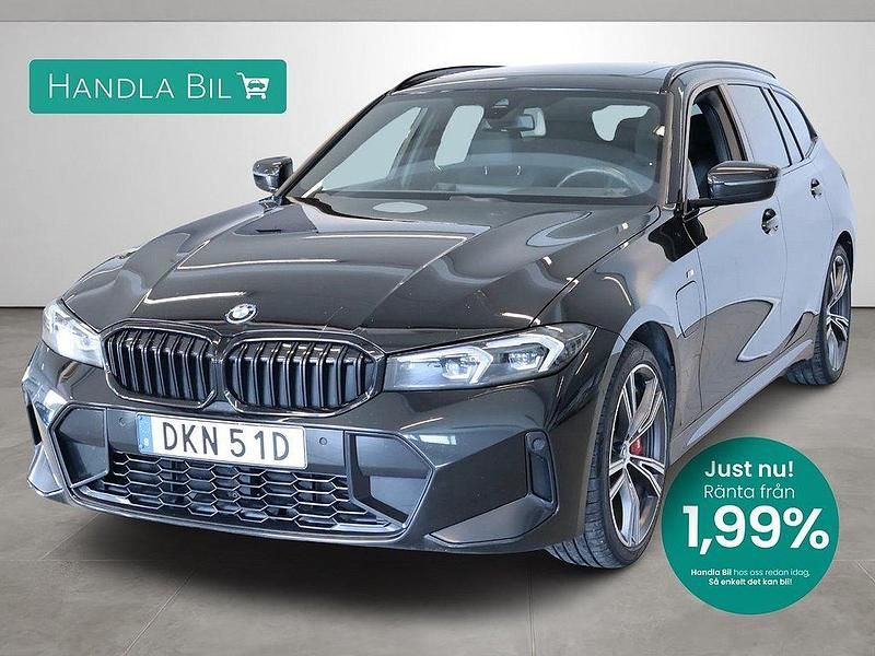 Svart Begagnad 2023 BMW 330e M Sport Kombi | 489 900 kr (Marknadspris) - Bild 1/4
