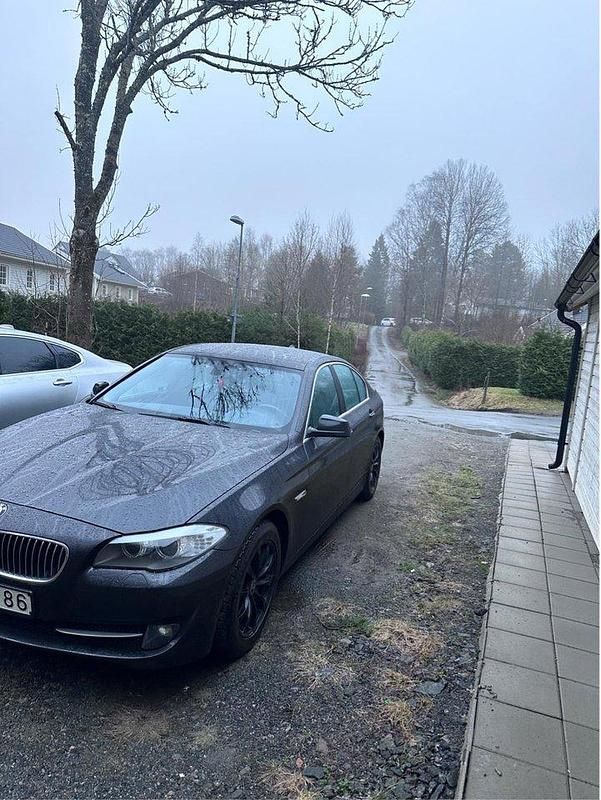 Grå Begagnad 2013 BMW 520 Sedan | 80 000 kr (Bra pris) - Bild 1/2
