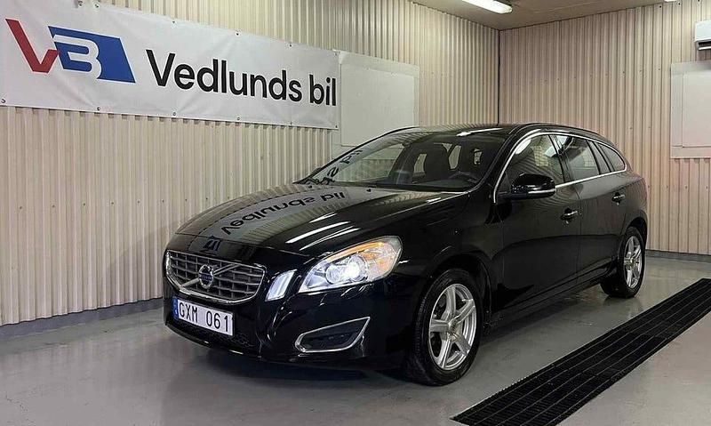 Svart Begagnad 2012 Volvo V60 Momentum Kombi | 79 900 kr (Marknadspris) - Bild 1/4