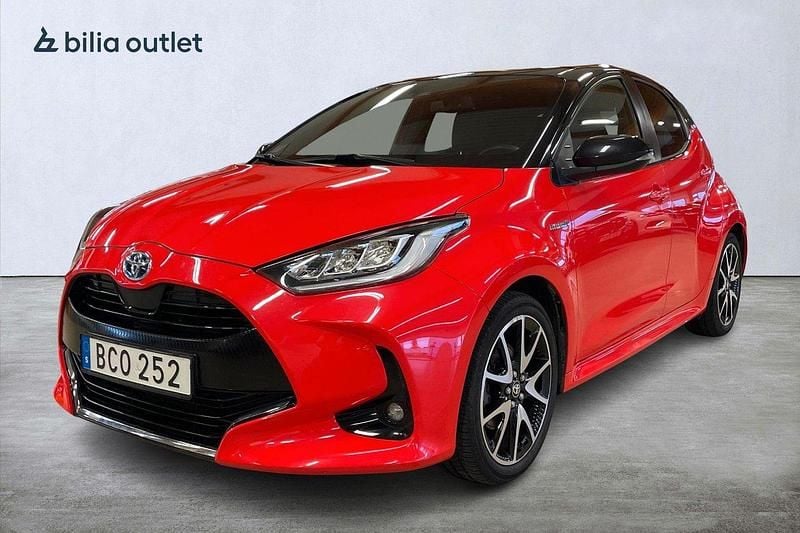 Svart Begagnad 2020 Toyota Yaris Hybrid Halvkombi | 224 900 kr (Dyr) - Bild 1/3