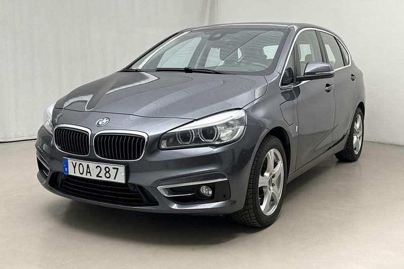 Grå Begagnad 2018 BMW 225 Active Tourer Luxury Line Minibuss | 134 800 kr - Bild 1/4