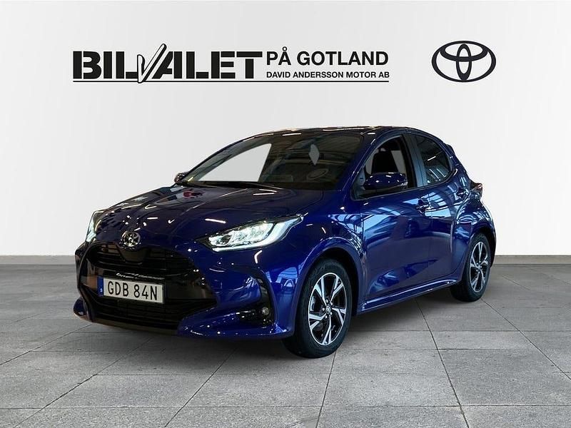 Blå Ny 2025 Toyota Yaris Hybrid Halvkombi | 298 800 kr (Dyr) - Bild 1/4