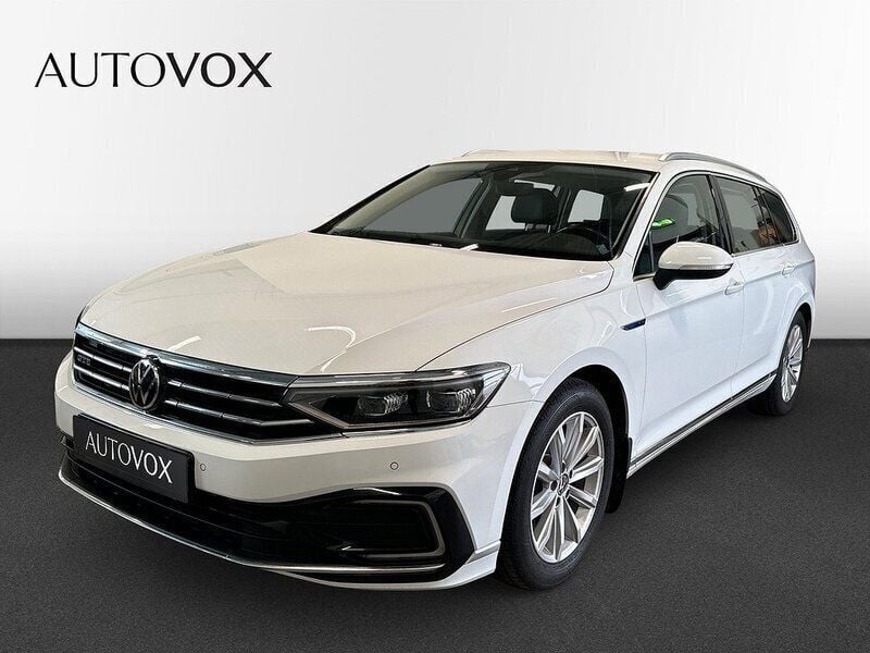 Vit Begagnad 2020 VW Passat GTE Kombi | 224 900 kr (Marknadspris) - Bild 1/4