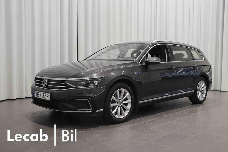 Mangan grey metallic Begagnad 2021 VW Passat GTE Kombi | 259 500 kr (Marknadspris) - Bild 1/4