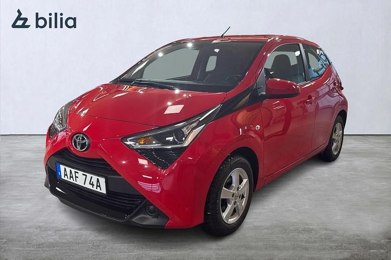 Begagnad Toyota Aygo Play 72 HK (52 kW) 2019 Röd Halvkombi
