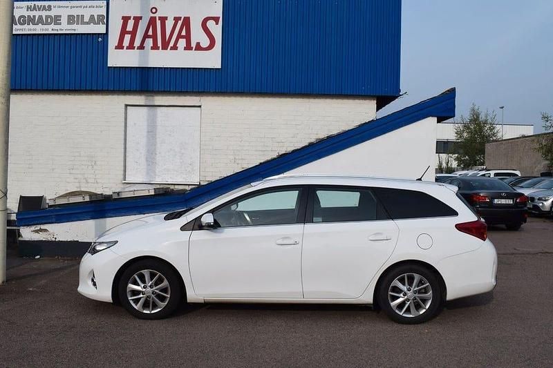 Begagnad Toyota Auris Touring Sports Active 132 HK (97 kW) 2014 Vit Kombi