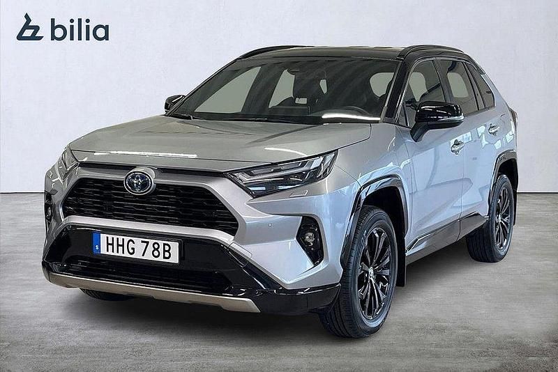 Grå Begagnad 2022 Toyota RAV4 Hybrid Style SUV | 399 900 kr (Bra pris) - Bild 1/4