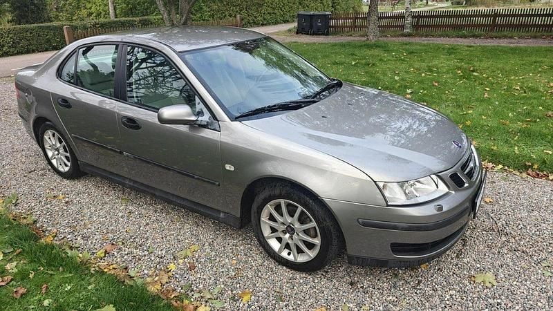 Grå Begagnad 2004 Saab 9-3 Linear Sedan | 18 000 kr (Marknadspris) - Bild 1/4
