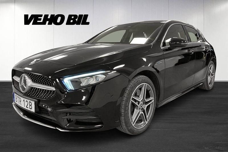 Svart Begagnad 2021 Mercedes A250 AMG Halvkombi | 269 000 kr (Marknadspris) - Bild 1/4