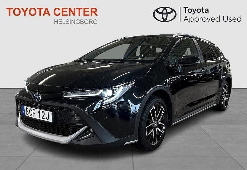 Svart Begagnad 2022 Toyota Corolla Sport SUV | 274 900 kr (Marknadspris) - Bild 1/4