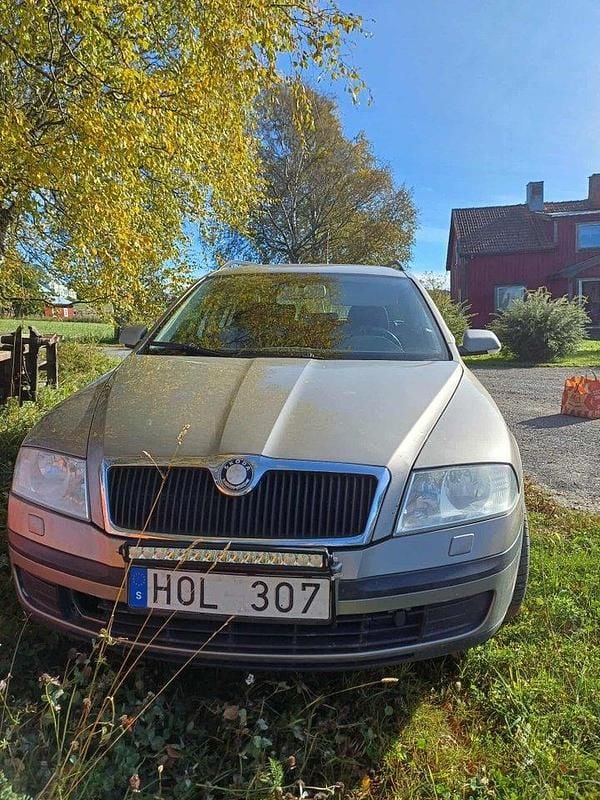 Brun Begagnad 2008 Skoda Octavia Kombi | 8 000 kr (Marknadspris) - Bild 1/4
