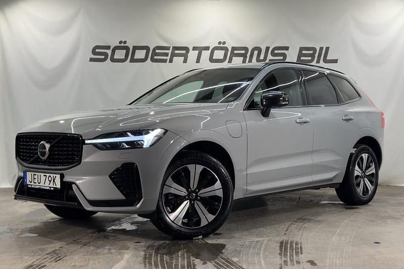 Grå metallic Begagnad 2025 Volvo XC60 Plus SUV | 499 900 kr (Marknadspris) - Bild 1/4
