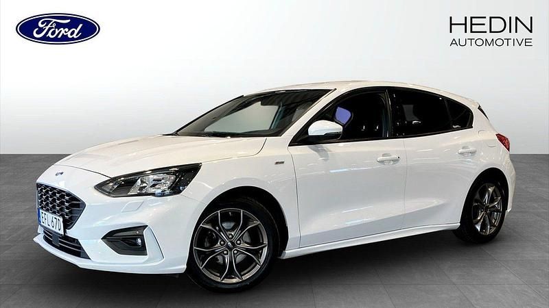 Vit (white) Begagnad 2022 Ford Focus Halvkombi | 154 900 kr (Marknadspris) - Bild 1/4