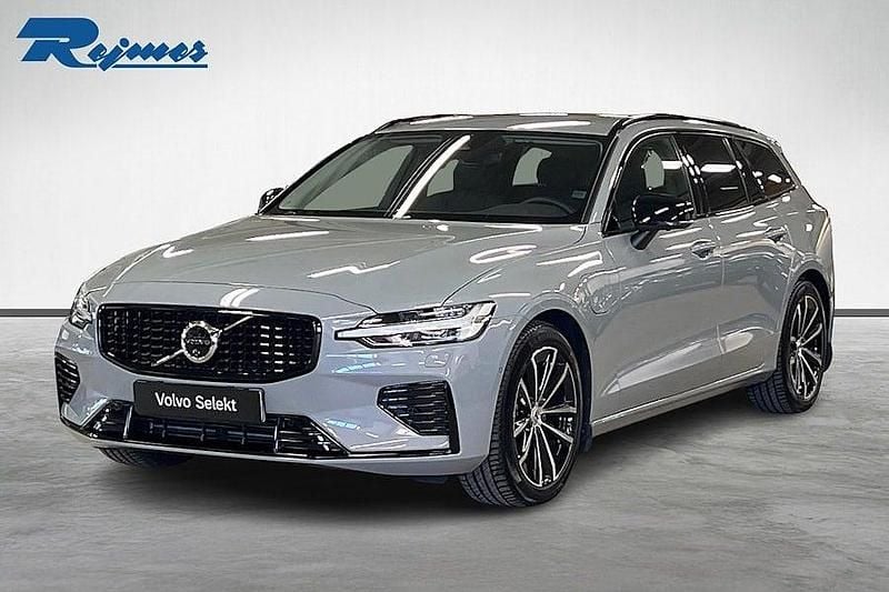 Grå Begagnad 2025 Volvo V60 Plus Kombi | 469 900 kr (Marknadspris) - Bild 1/4