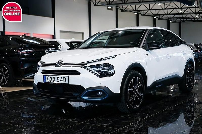 Vit Begagnad 2022 Citroën e-C4 Shine Halvkombi | 194 900 kr (Marknadspris) - Bild 1/4