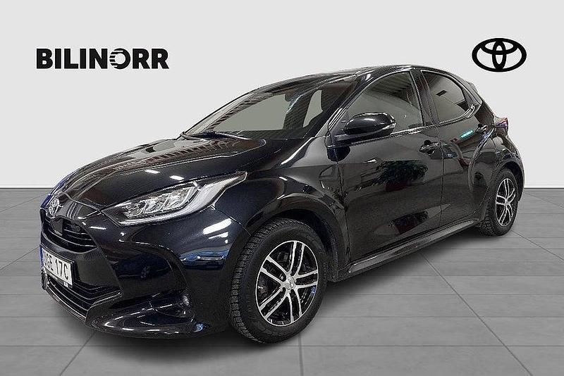 Svart Begagnad 2021 Toyota Yaris Hybrid Style Halvkombi | 209 900 kr (Marknadspris) - Bild 1/4