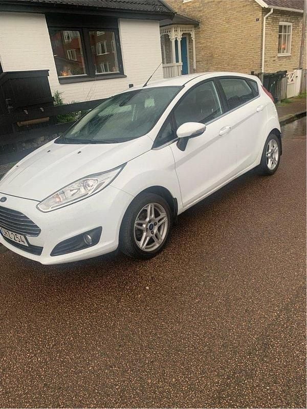 Vit Begagnad 2015 Ford Fiesta Titanium Halvkombi | 70 000 kr (Bra pris) - Bild 1/4