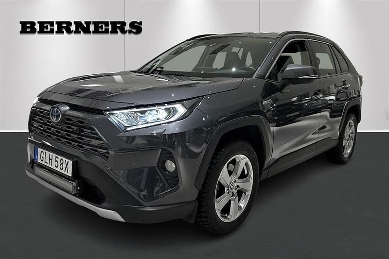 Grå Begagnad 2021 Toyota RAV4 Hybrid Executive SUV | 309 900 kr (Marknadspris) - Bild 1/4