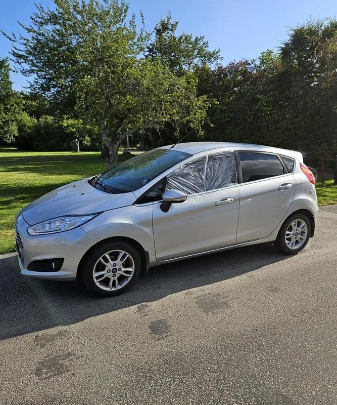 Grå Begagnad 2016 Ford Fiesta Halvkombi | 26 900 kr - Bild 1/4