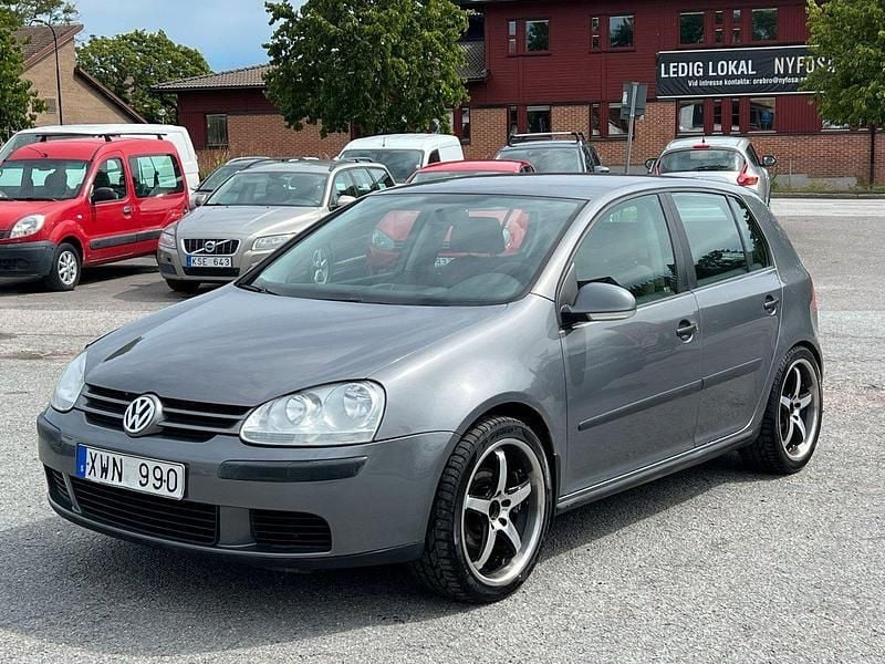 Mörkgrå Begagnad 2006 VW Golf V Trendline Halvkombi | 59 900 kr (Marknadspris) - Bild 1/4