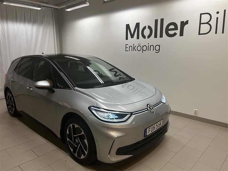 Scale silver metallic bla Begagnad 2024 VW ID.3 Pro Performance Halvkombi | 349 900 kr (Marknadspris) - Bild 1/4