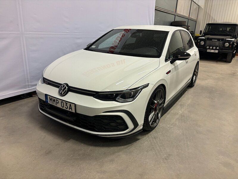 Vit Begagnad 2022 VW Golf VIII GTI Halvkombi | 339 900 kr (Marknadspris) - Bild 1/4