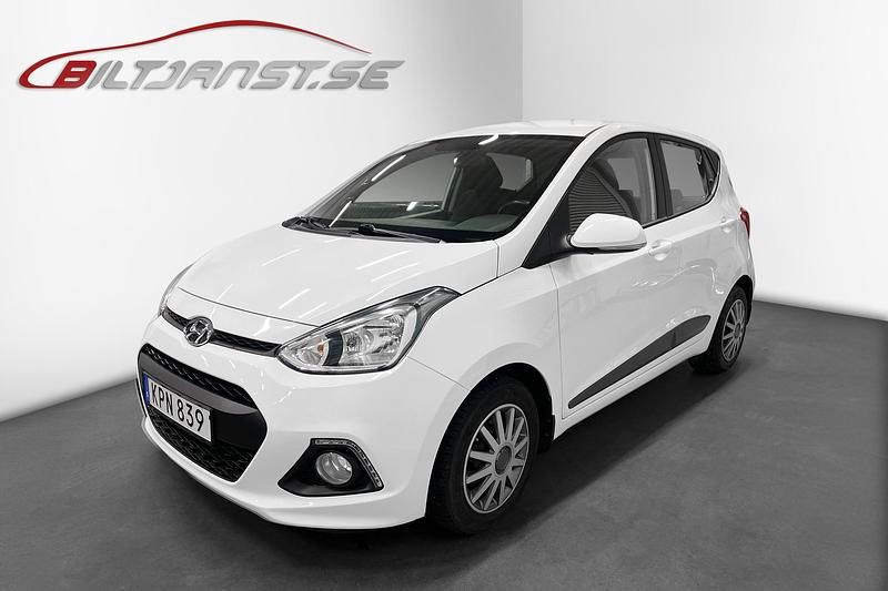 Vit Begagnad 2015 Hyundai i10 Premium Halvkombi | 107 900 kr (Marknadspris) - Bild 1/4